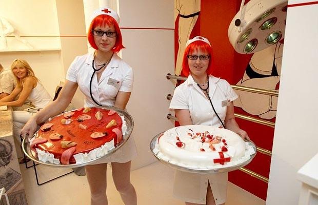 операционный стол в ресторане Hospitalise операционный стол в ресторане Hospitalise