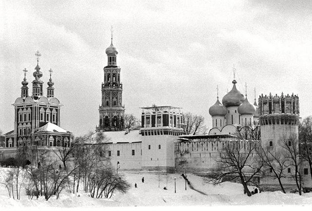Территория Новодевичьего монастыря
