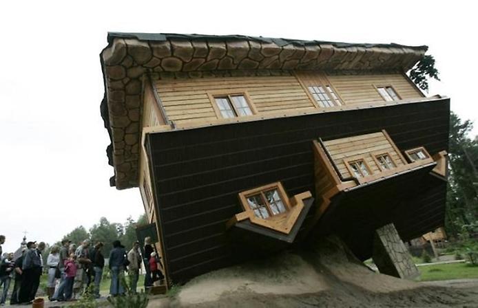 Фасад перевёрнутого дома фасад перевёрнутого дома в Шимбарке