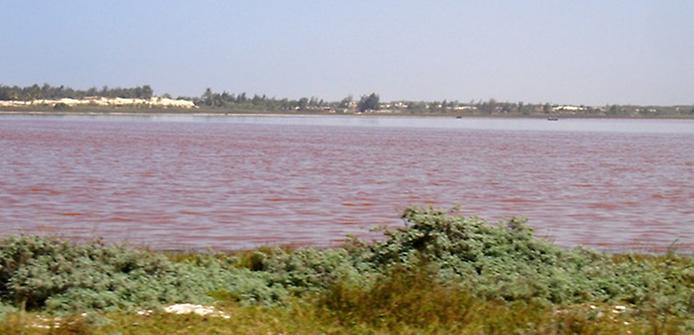 человек лежит на поверхности воды в озере Ретба