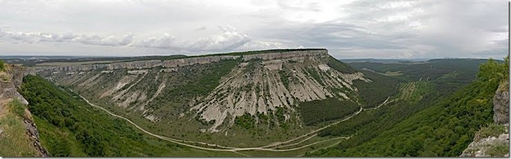 древние улицы и скальные дома Чуфут-Кале