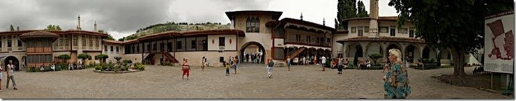 панорамный вид на Ханский дворец в Бахчисарае