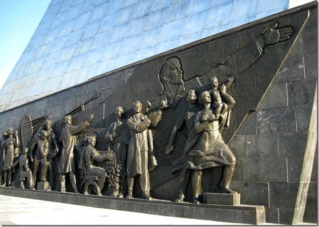 скульптурная группа у основания монумента Покорителям космоса