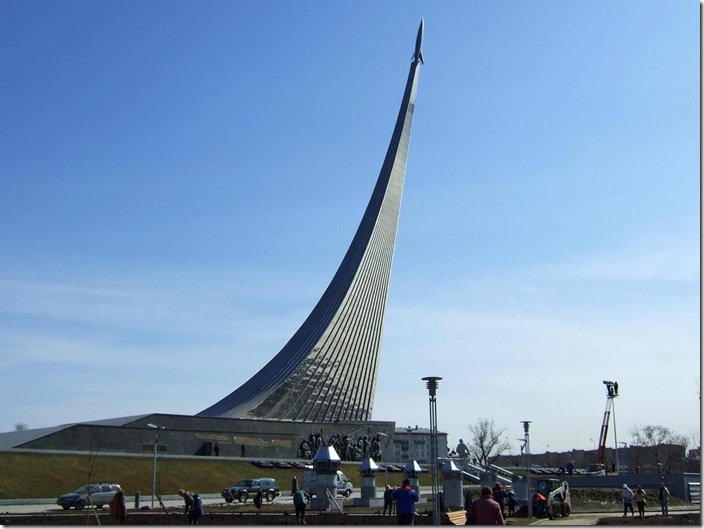 пешеходная аллея с видом на монумент Покорителям космоса