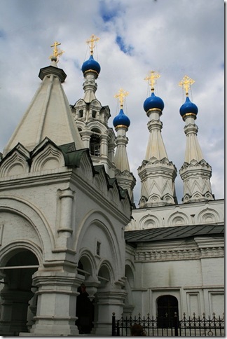 кирпичная кладка и орнамент церкви в Путинках