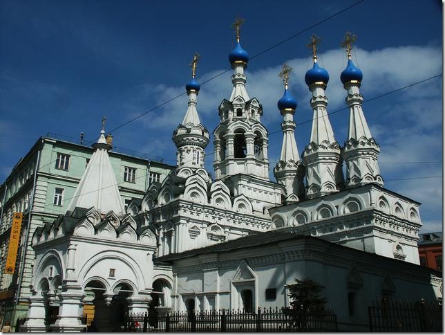 фасад церкви Рождества Богородицы в Путинках
