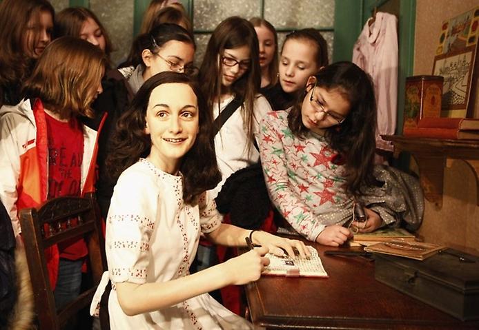 восковая фигура анны франк восковая фигура анны франк