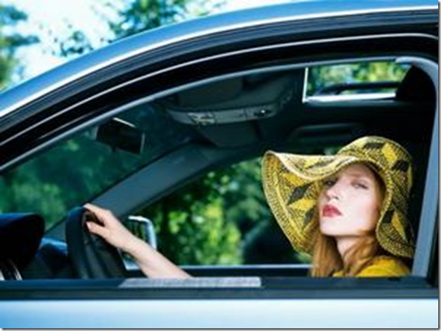 женщина паркует автомобиль