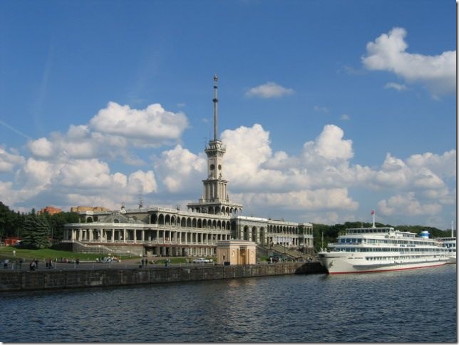 фонтан и парк у Северного речного вокзала
