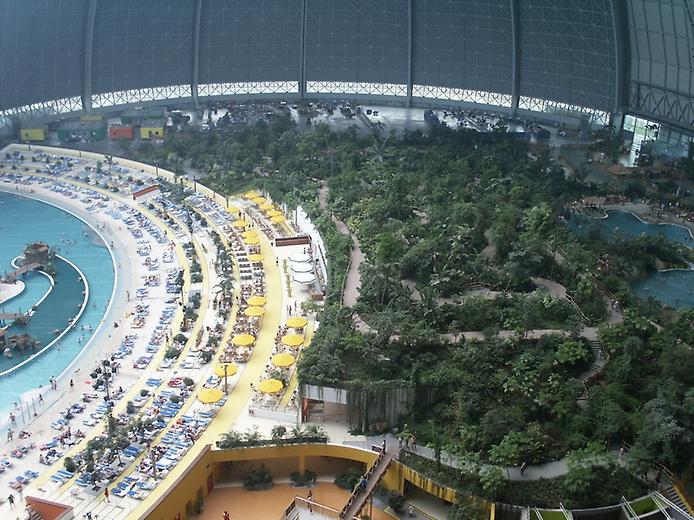 вид на купол Tropical Islands снаружи