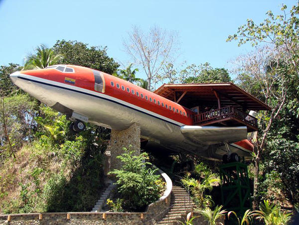 списанный самолет boeing 727 в тропическом лесу
