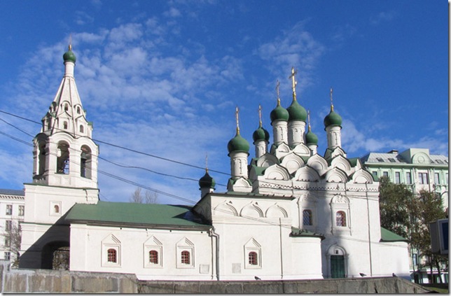 церковь Симеона Столпника на Поварской, вид со стороны улицы весной