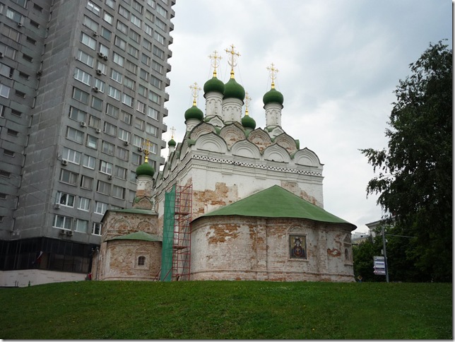 церковь Симеона Столпника среди современной застройки