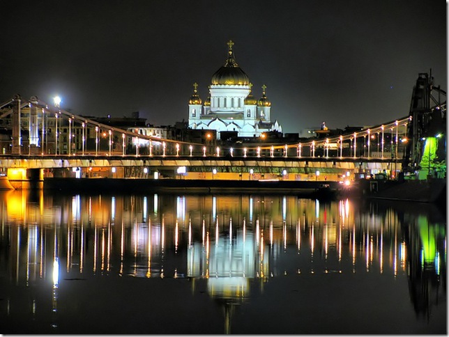 Крымский мост на фоне Храма Христа Спасителя