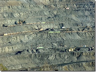 карьер Мир и городская застройка рядом