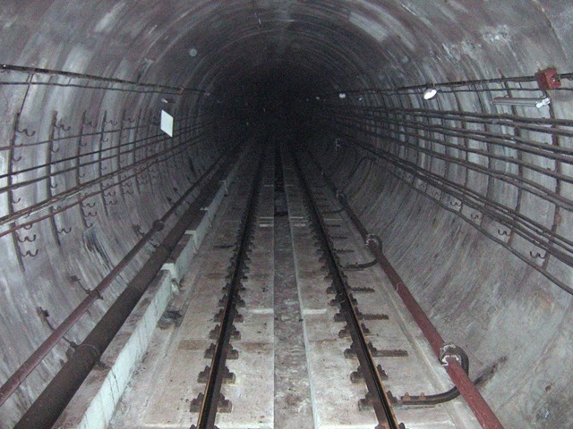Поврежденный тоннель метро