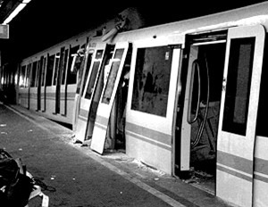 Рабочие устраняют последствия аварии