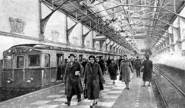 Поврежденный вагон после взрыва в 1977 году