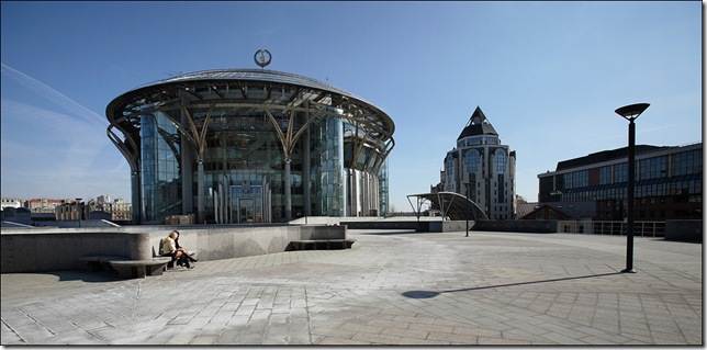 вид на Московский Дом музыки с набережной