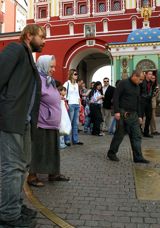 Туристы у знака нулевого километра в Москве