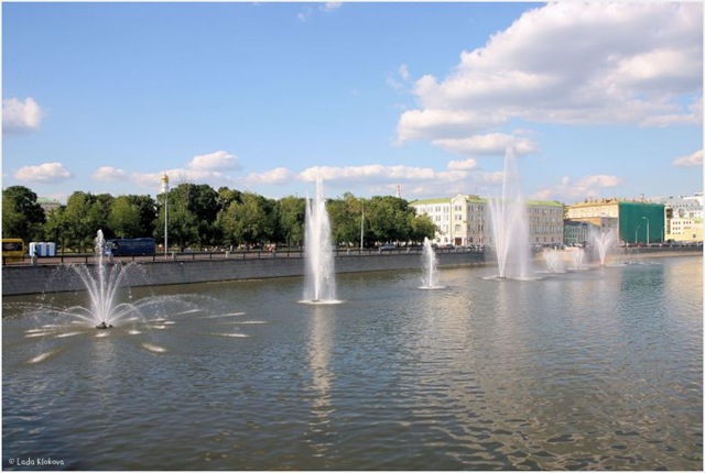 Вид с Лужкова моста на фонтаны и набережную Водоотводного канала