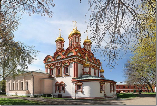 вид на храм Николы на Берсеневке со стороны набережной