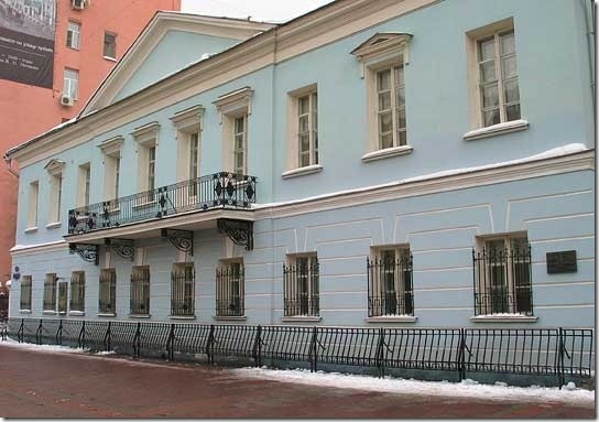 фасад дома на Арбате, 53 — мемориальная квартира Пушкина