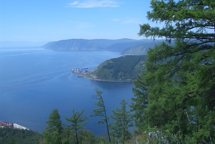 посёлок Листвянка и берег Байкала