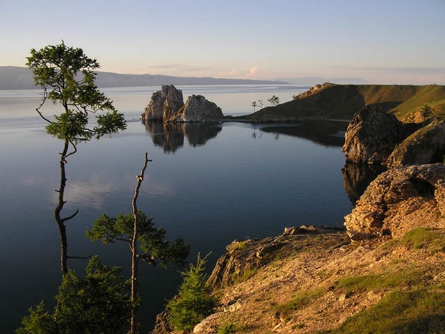 каменистый берег Байкала
