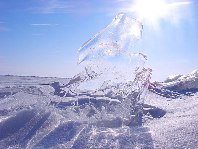 ледяная поверхность Байкала