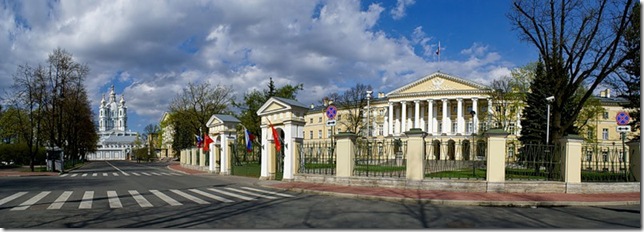 Фасад Смольного института в Санкт-Петербурге