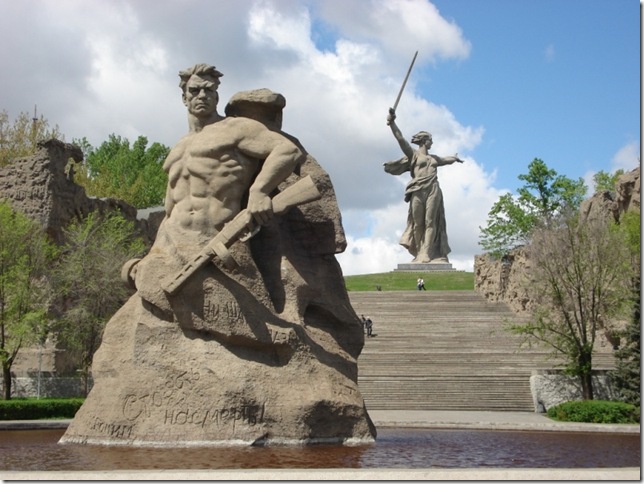 вид на мемориальный комплекс Мамаев курган в Волгограде