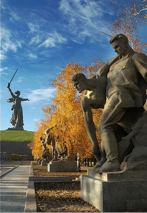 скульптурные группы на площади Героев