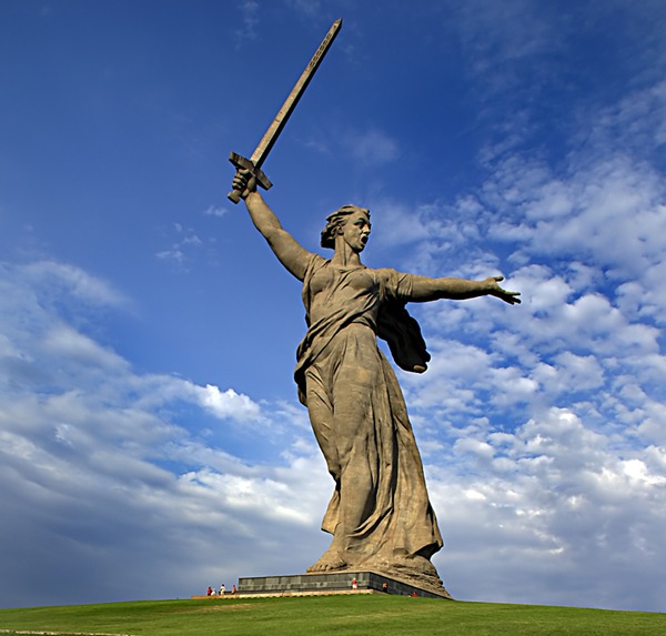 монумент Родина-мать зовёт на вершине Мамаева кургана