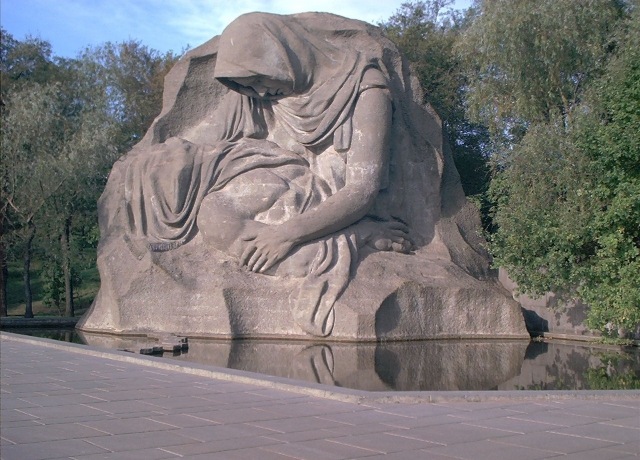 скульптура Скорбь матери на площади Скорби