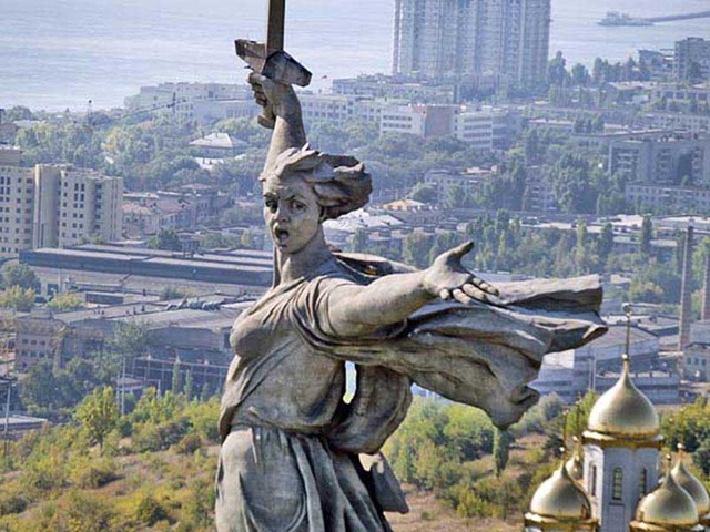 монумент Родина-мать на фоне неба