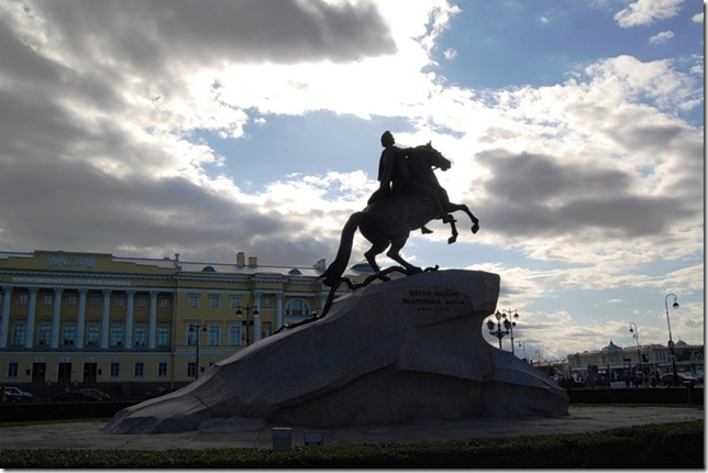 Ночной вид памятника