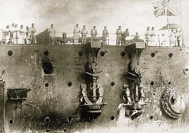 Следы повреждений на корпусе «Авроры» после боя