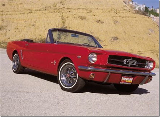 Ford Mustang первого поколения на дороге