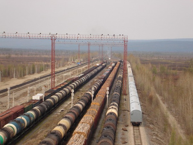 панорамный вид на железнодорожный путь в тайге