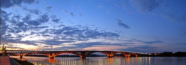 Мост Метро вечером