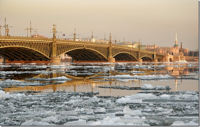 Вид на Троицкий мост через Неву в Санкт-Петербурге