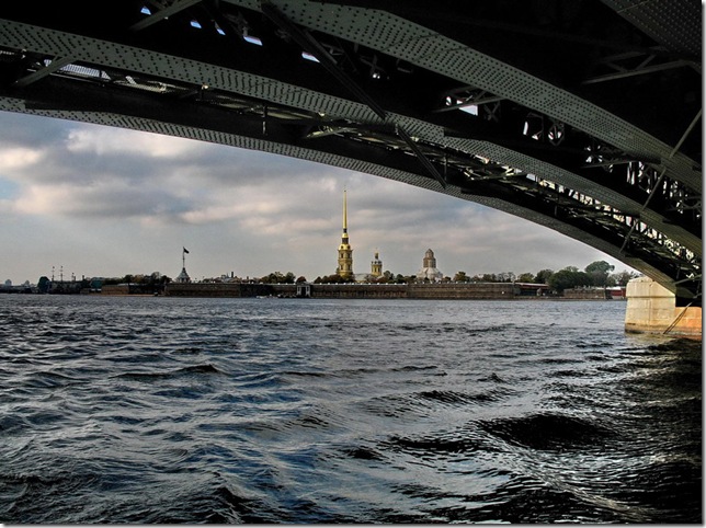 Троицкий мост с видом на Суворовскую площадь