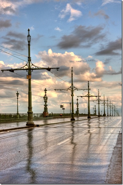 Обелиски с советской символикой на Троицком мосту