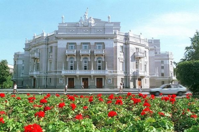 главный фасад оперного театра Екатеринбурга