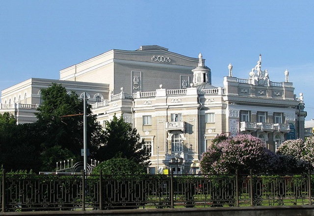 сцена оперного театра в Екатеринбурге