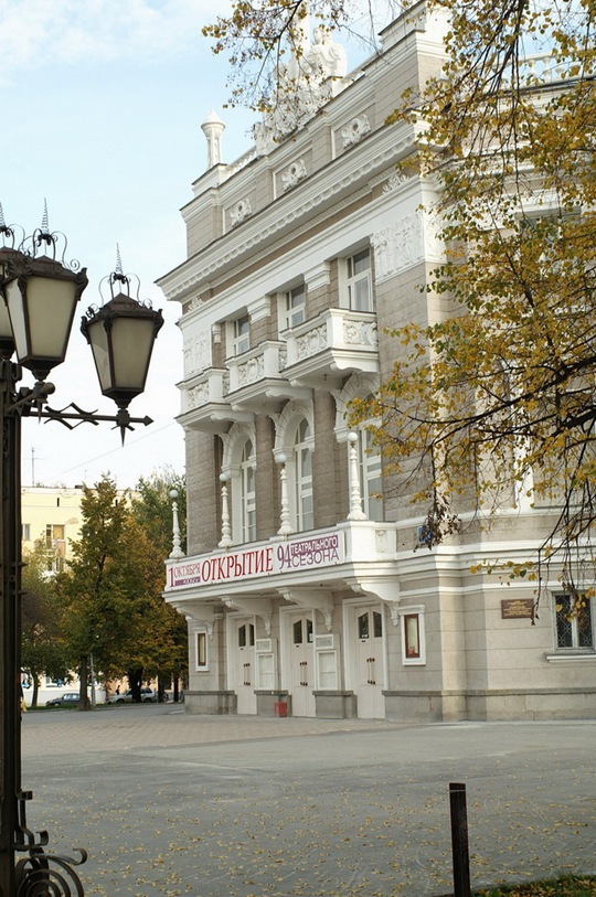 интерьер фойе оперного театра в Екатеринбурге