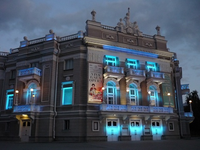 фасад оперного театра в Екатеринбурге