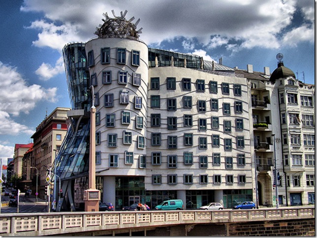 Танцующий дом в Праге на набережной Влтавы