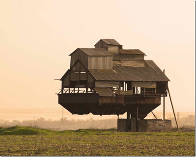 Парящий дом на единственной опоре